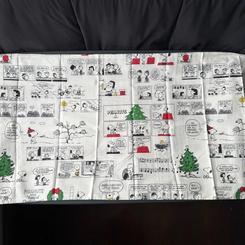 Peanuts Holiday Comic Strip Blanket - White and Green